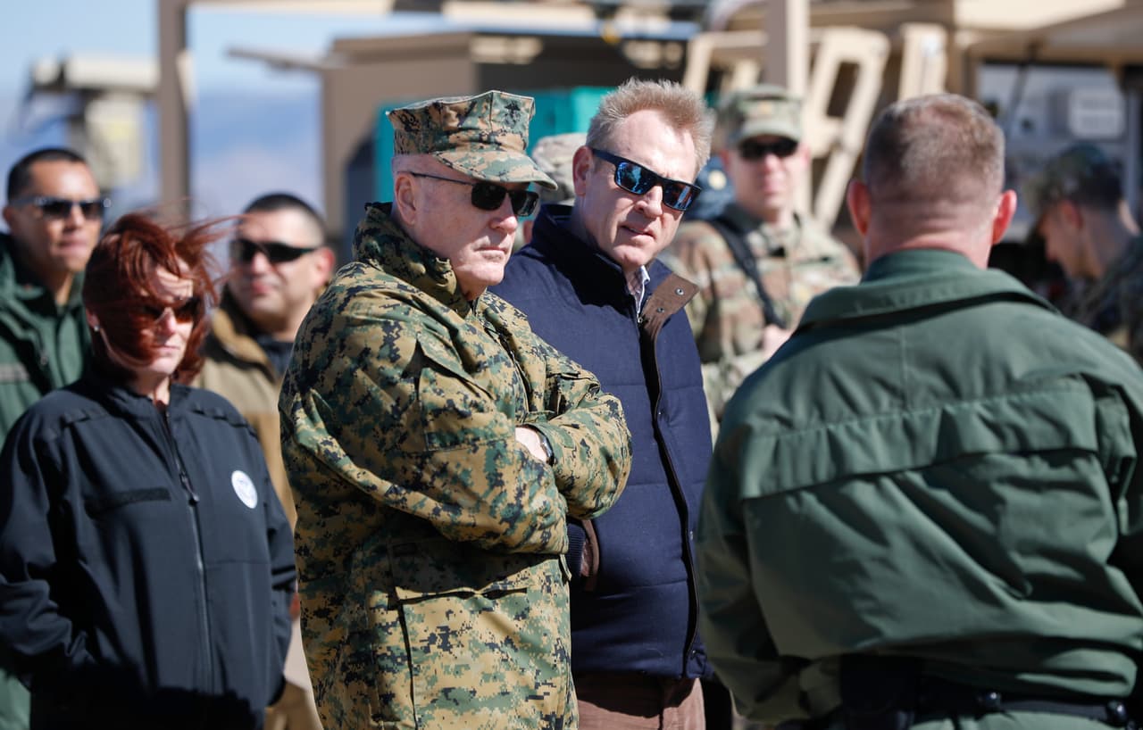 El secretario interino de Defensa Patrick Shanahan, centro, y el jefe del Estado Mayor Conjunto, el general Joseph Dunford, izquierda, recorren la frontera con México en la Estación Santa Teresa en Sunland Park, Nuevo México, el sábado 23 de febrero del 2019. (AP Foto/Pablo Martínez Monsivais)