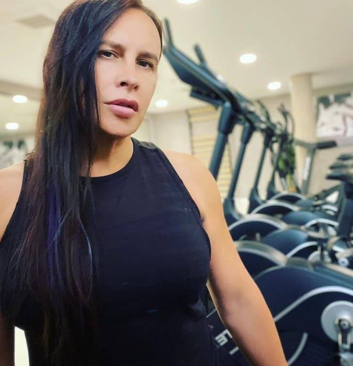 <b>Karla Sofía Gascón</b>
<br>Antes de su transición, pudimos ver a Karla García en producciones como ‘Nosotros los nobles’ y ‘El señor de los cielos’. En 2022 pudimos verla por primera vez en un papel que corresponde a su identidad de género en ‘Rebelde la serie’, donde interpretó a Lourdes, la prefecta del colegio.