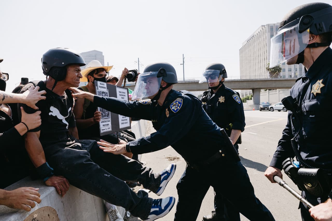 Otras 
<b>17 personas fueron detenidas por violar el toque de queda</b> nocturno 
<a href="https://www.univision.com/local/los-angeles-kmex/policia-reporta-arrestos-masivos-a-manifestantes-tras-la-entrada-en-vigor-del-toque-de-queda-los-angeles-california">impuesto por la alcaldesa Karen Bass</a> en un área de una milla cuadrada del centro de Los Ángeles, tras enfrentamientos recientes.