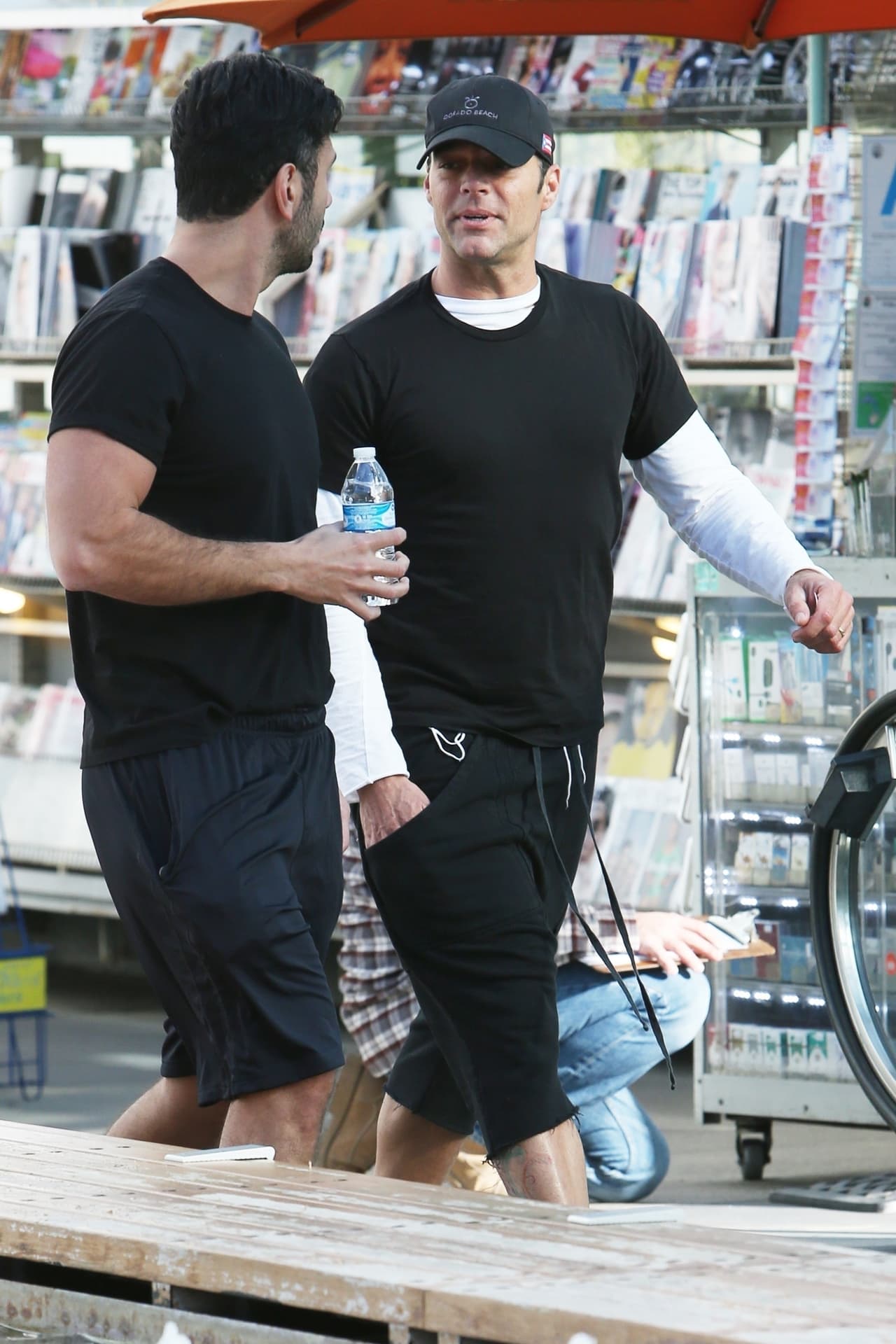 Para mantenerse en forma, Ricky Martin y su esposo acuden a un gimnasio en West Hollywood, que ya los paparazzi tienen identificado.