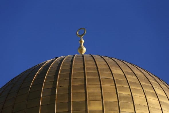 Escoltado por las fuerzas de Seguridad israelíes, el pontífice visitó el Domo de la Roca, bajo cuya cúpula se guarda la piedra que la tradición sitúa el sacrificio de Isaac.