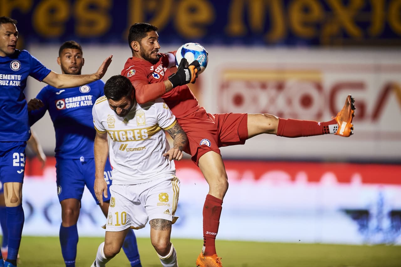 Los Tigres no tienen un buen regreso y Cruz Azul vence 0-2 en el Volcán. Cruz Azul se sitúa en la tercer posición con 12 unidades y los regios se quedan en la décima plaza con 7 unidades, aunque tienen un partido menos que los demás.