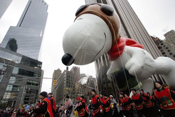 Las ganancias de este cartonista provienen de unos 1,200 acuerdos de licencias, algunos de ellos con Met-Life, Warner Home Video, ABC y Hallmark. La firma Iconix compró el año pasado el 80% de los derechos de los personajes de Schulz.