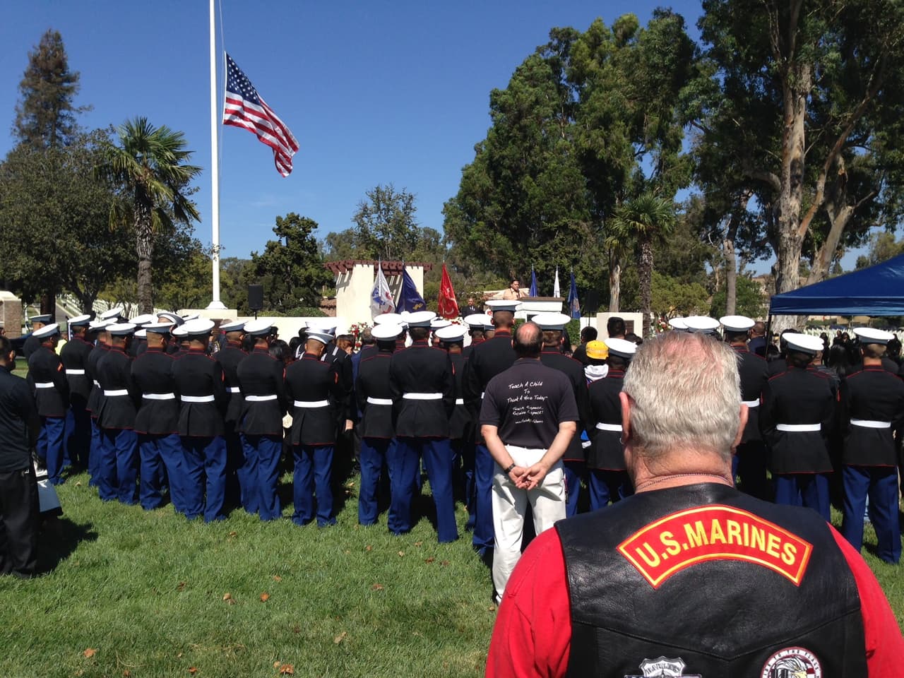 El 'Toque de silencio', la melodía por los soldados caídos, resuena en el cementerio.
