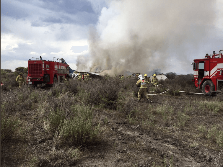 Según ha informado en su cuenta de Twitter la Protección Civil de Durango, corporaciones de emergencia y de seguridad fueron al kilómetro 17 de la autopista Durango-Torreón para atender el accidente del avión de Aeroméxico que tuvo un aterrizaje de emergencia a las 3:40 de la tarde.