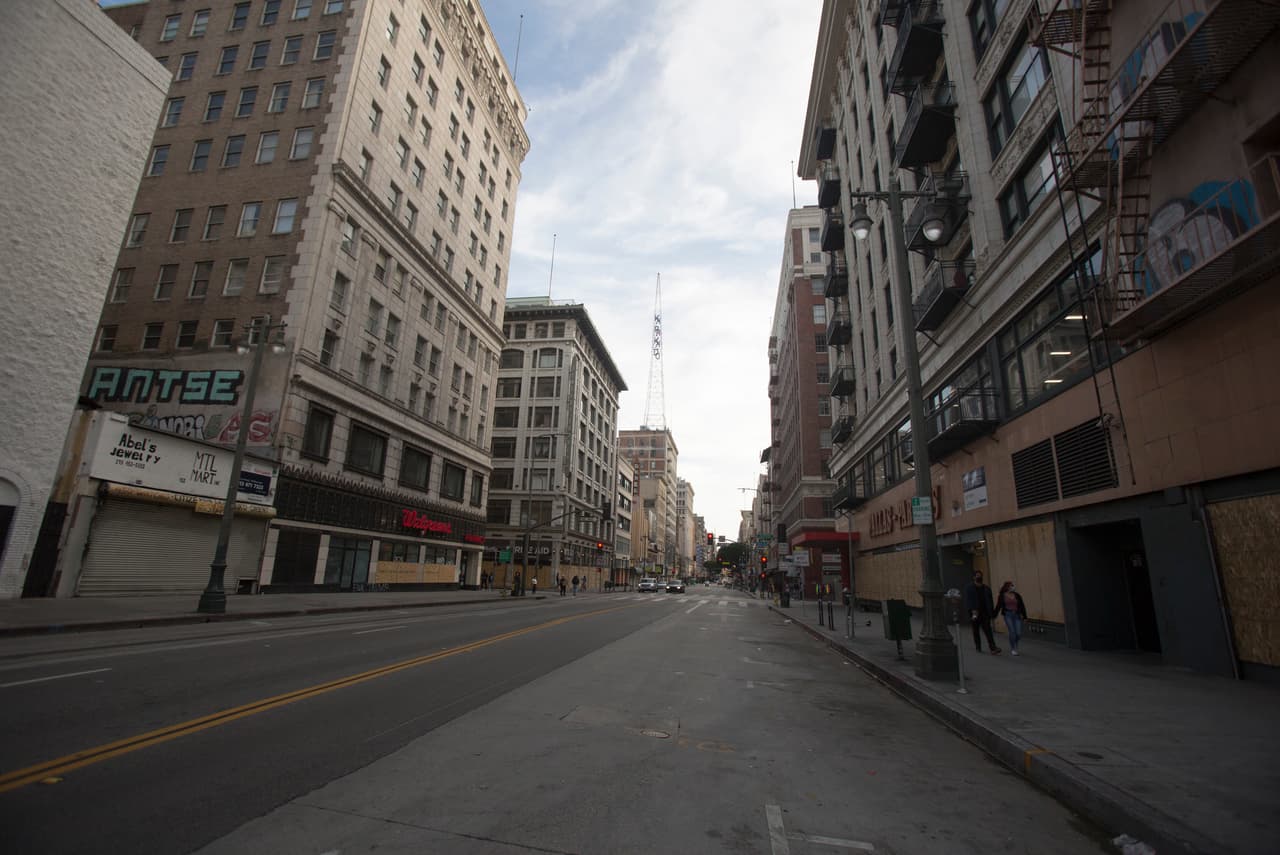 Al menos 
<a href="https://www.univision.com/local/los-angeles-kmex/alcalde-de-los-angeles-advierte-que-arrestaran-a-quienes-tengan-como-intencion-hacer-saqueos-durante-las-protestas-video">800 locales han sido completamente destruidos</a> en la ciudad de Los Ángeles de acuerdo con el alcalde Eric Garcetti.