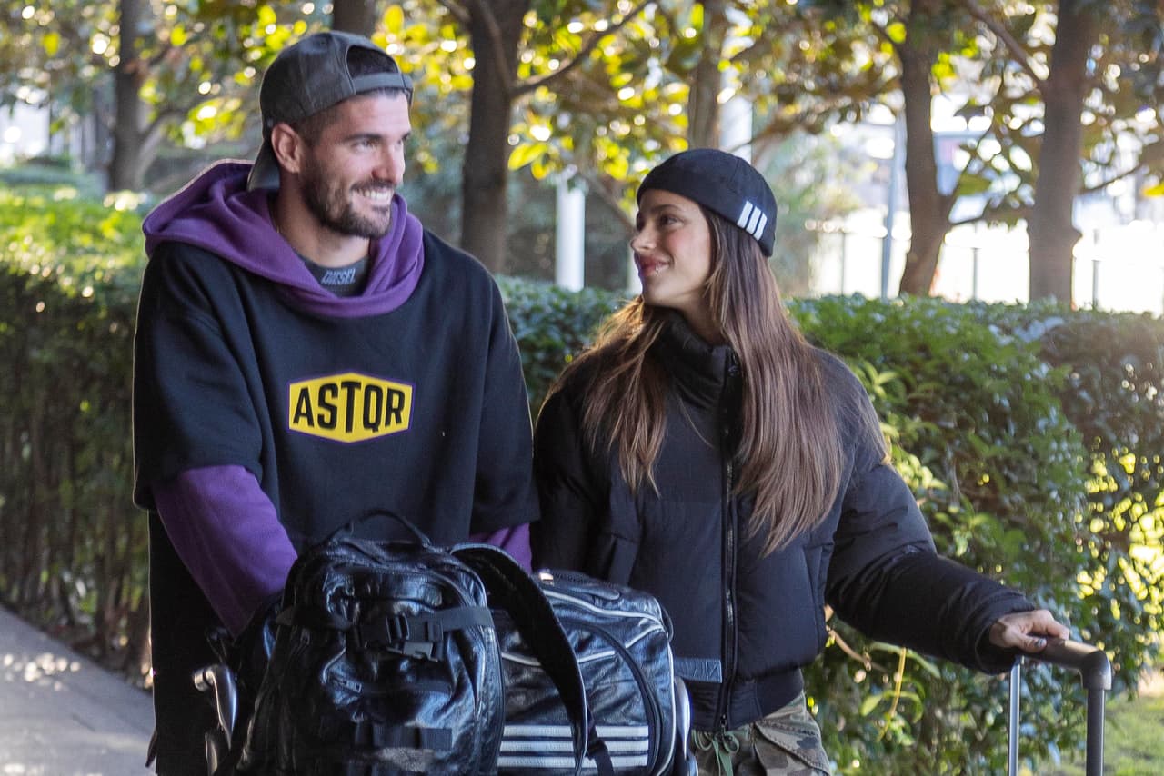 A su llegada al aeropuerto en Madrid, los famosos fueron captados en actitud cariñosa, lanzándose miradas el uno al otro y sonriéndose.