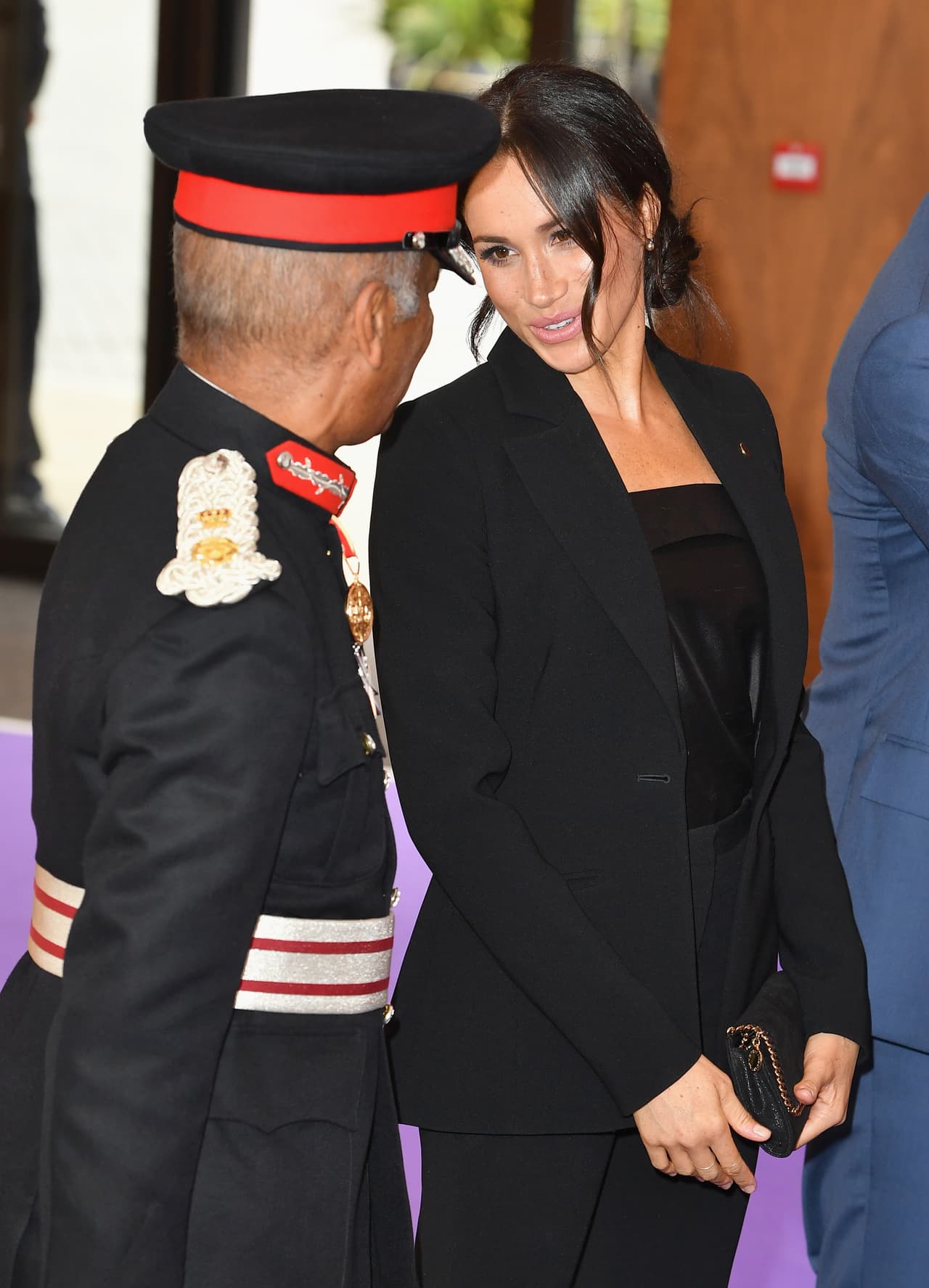 La duquesa llevó el 
<a href="https://www.neimanmarcus.com/p/altuzarra-serge-zip-front-flare-leg-pants-navy-prod189590448?ecid=NMCS__GooglePLA&utm_source=google_shopping&adpos=1o1&scid=scplpsku164222029&sc_intid=sku164222029&gclid=CjwKCAjw2rjcBRBuEiwAheKeL0MYO_HtWU1I-5BsyvKNa7ATzQW3A1pSCRTNcCjFj9-t8AMRZRvvUhoCJioQAvD_BwE">pantalón 'Serge'</a> también Altuzarra alto en la cintura, de cierre oculto y pierna ligeramente acampanada, sin cinturón ($795.00).