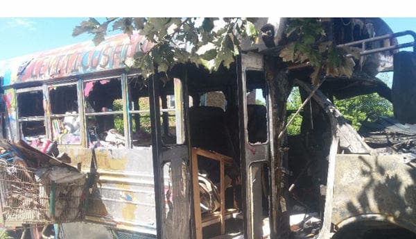 Las autoridades de Brooklyn emitieron imágenes de vigilancia de un hombre que incendió un autobús escolar de colores brillantes que aparece en un popular video musical sobre el orgullo judío. GoFundMe recaudó dos días después casi $ 3,500 para " recuperar el autobús".