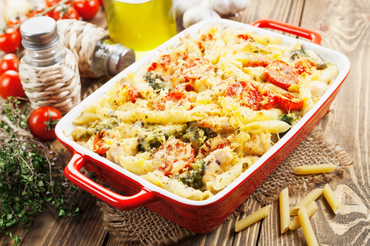 Prueba llevarla el horno con queso, espinacas y jitomate previamente cocidos. espera a que el queso se dore y amarás esta forma exquisita de hacer pasta.