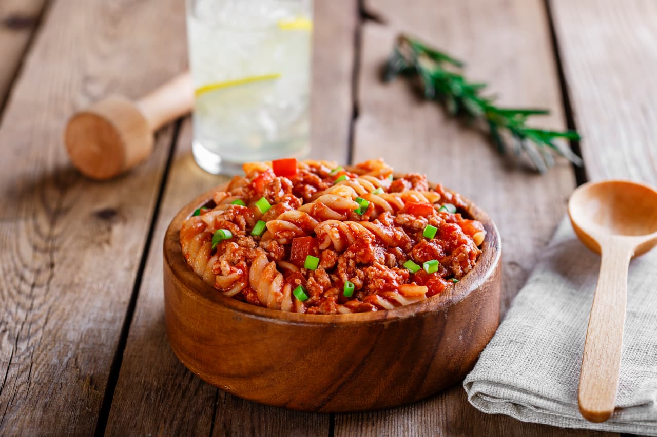 Una de las formas más deliciosas de comer estos alimentos pertenecientes al grupo de los cereales, es a la bolognesa. Puedes comprar esta salsa en el súper o prepararla tu misma. La forma tradicional italiana de comerla es con un poco de carne molida.