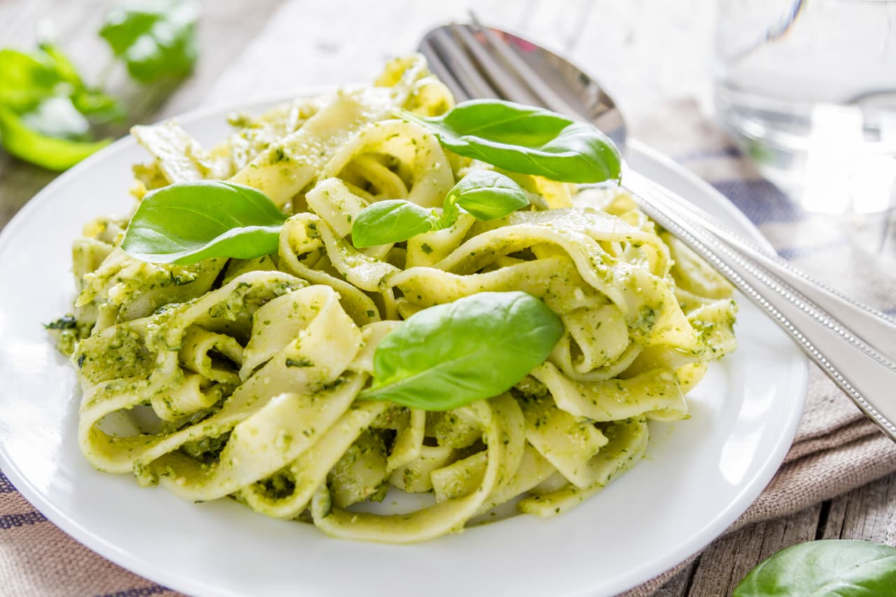 Pasta al pesto. Cocina esta salsa de albahaca, piñones, aceite de oliva y quesos, y disfruta su sabor en un pappardelle, el cuál se asimila al espagueti solo que este es un poco más ancho.