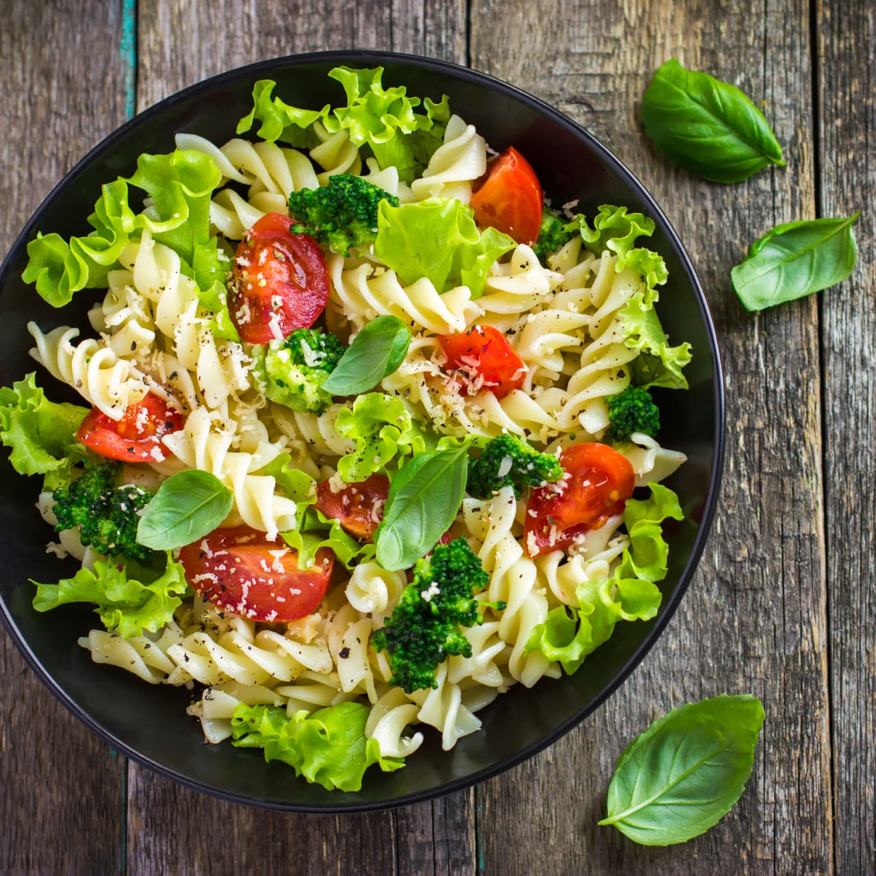 Si tu y tu familia son un poco más 'healthy' puedes preparar una ensalada con tu pasta favorita. Además de la lechuga puedes agregarle más hojas verdes como espinacas, berros o pápalo.