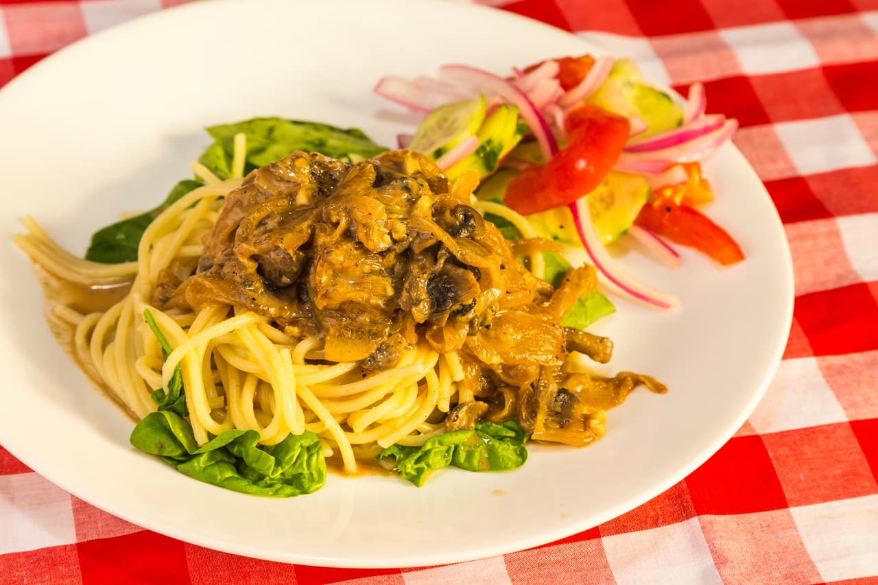 Espagueti a la cebolla. Fríe la cebolla y deja que se caramelice hasta el punto que desees para después servirla en tu espaguetti. Puedes agregarle otros condimentos si quieres.