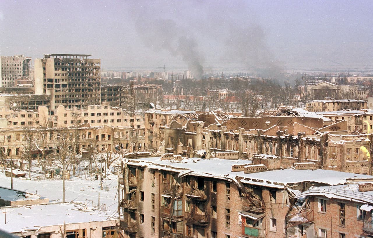<h3 class="cms-H3-H3">Grozny, Chechenia</h3>
<br>
<br>El ejército ruso efectuó 
<a href="https://www.univision.com/noticias/mundo/guerra-ucrania-rusia-nuevo-comandante-guerra-putin">un bombardeo indiscriminado sobre la ciudad de Grozny</a> entre la navidad de 1999 y febrero de 2000, en lo que se considera como una táctica de ataque que las tropas de Putin han usado también en Siria y en Ucrania y resultando en uno de los ataques más sangrientos de la segunda guerra chechena. Al menos 8,000 civiles murieron.