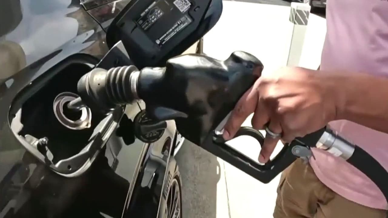 Gasolina en EEUU roza los $4 por galón: Experto analiza el impacto en los precios