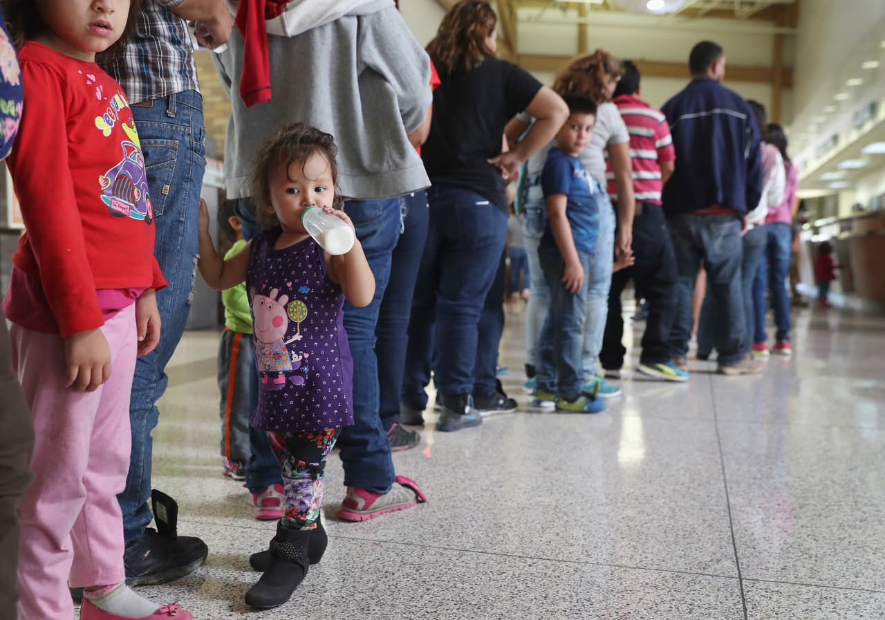 Los permisos de trabajo de los inmigrantes que piden asilo en Estados Unidos ahora duran dos años