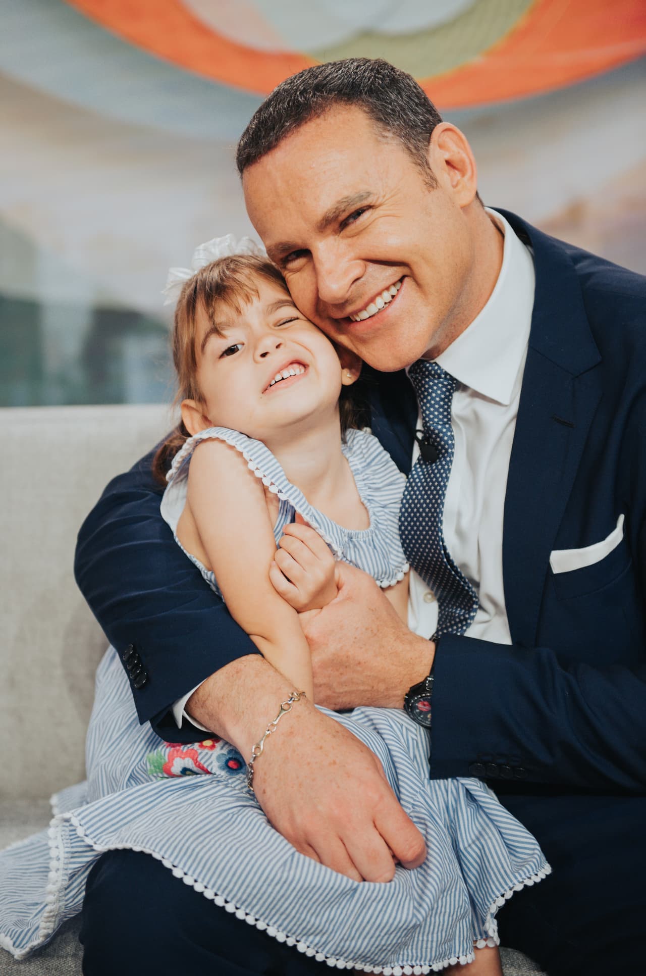 Michelle se dejaba querer, aunque parece que su papá le estaba dando exceso de amor.