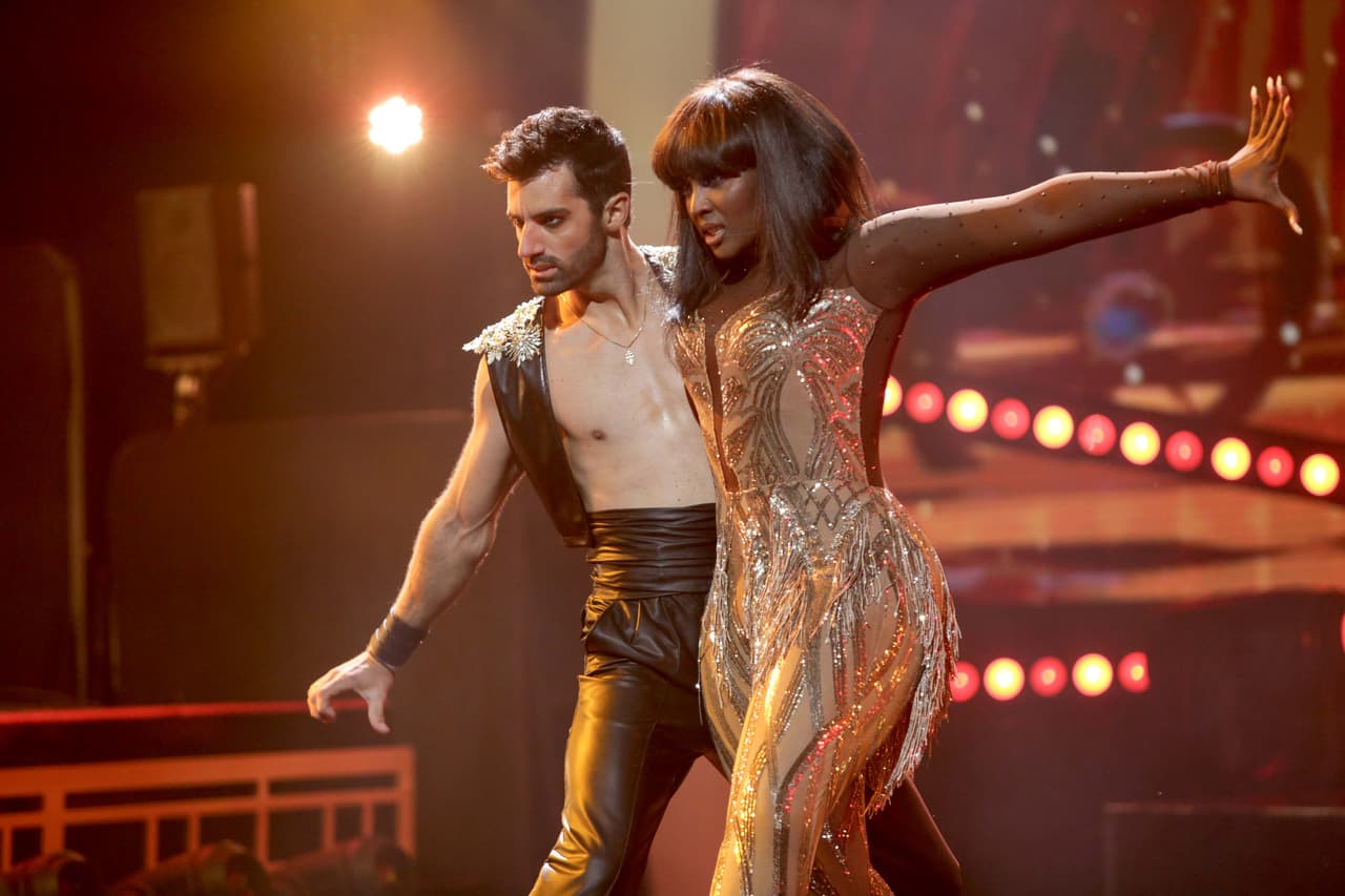 La aplicación de plumas fue retirada por Toni del vestuario de Amara. En ese momento él ya llevaba un diminuto chaleco.