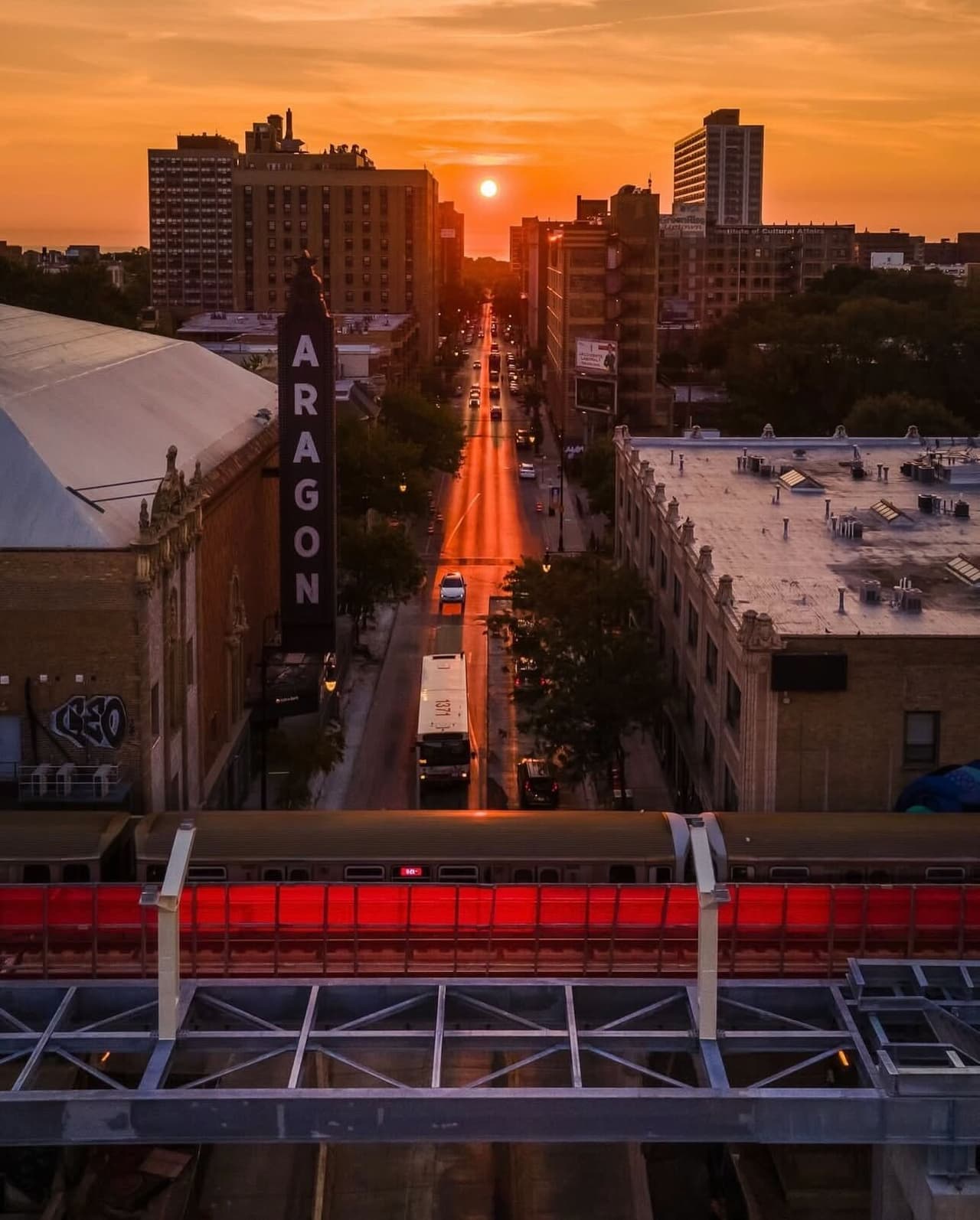 Chicagohenge se llama así porque nos recuerda a Stonehenge, ese monumento de piedras antiguas en Inglaterra. No es el único: también está el Manhattanhenge, el Californiahenge, Denverhenge hasta Torontohenge