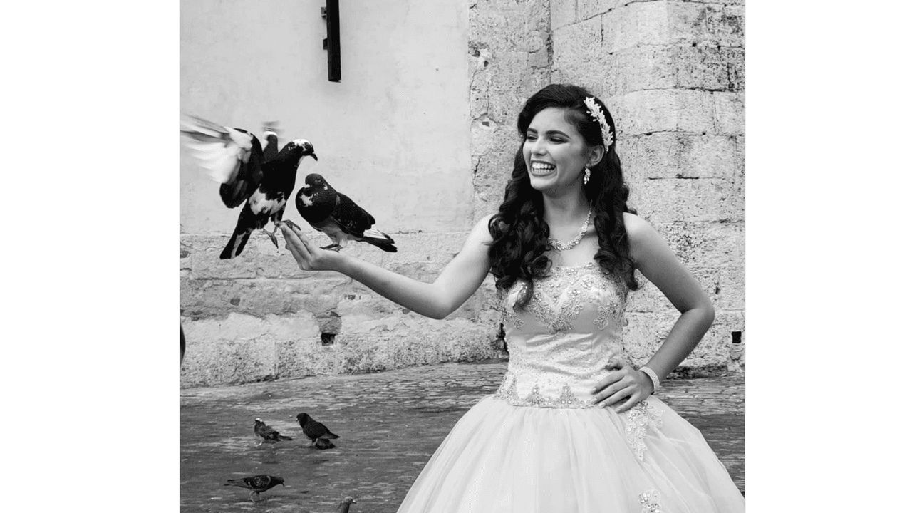 La quinceañera también sostuvo unas palomas en su mano durante su sesión de fotos.
