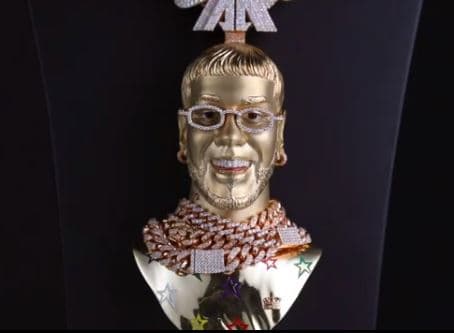 Anuel AA muestra cadena creada con su cara 