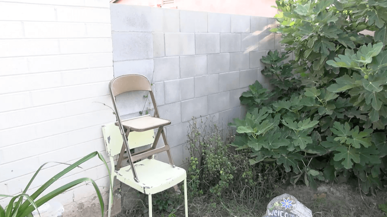 Esta es la recreación de lo que hizo Alicia la noche que huyó de su casa, para saltar la tapia puso dos sillas.