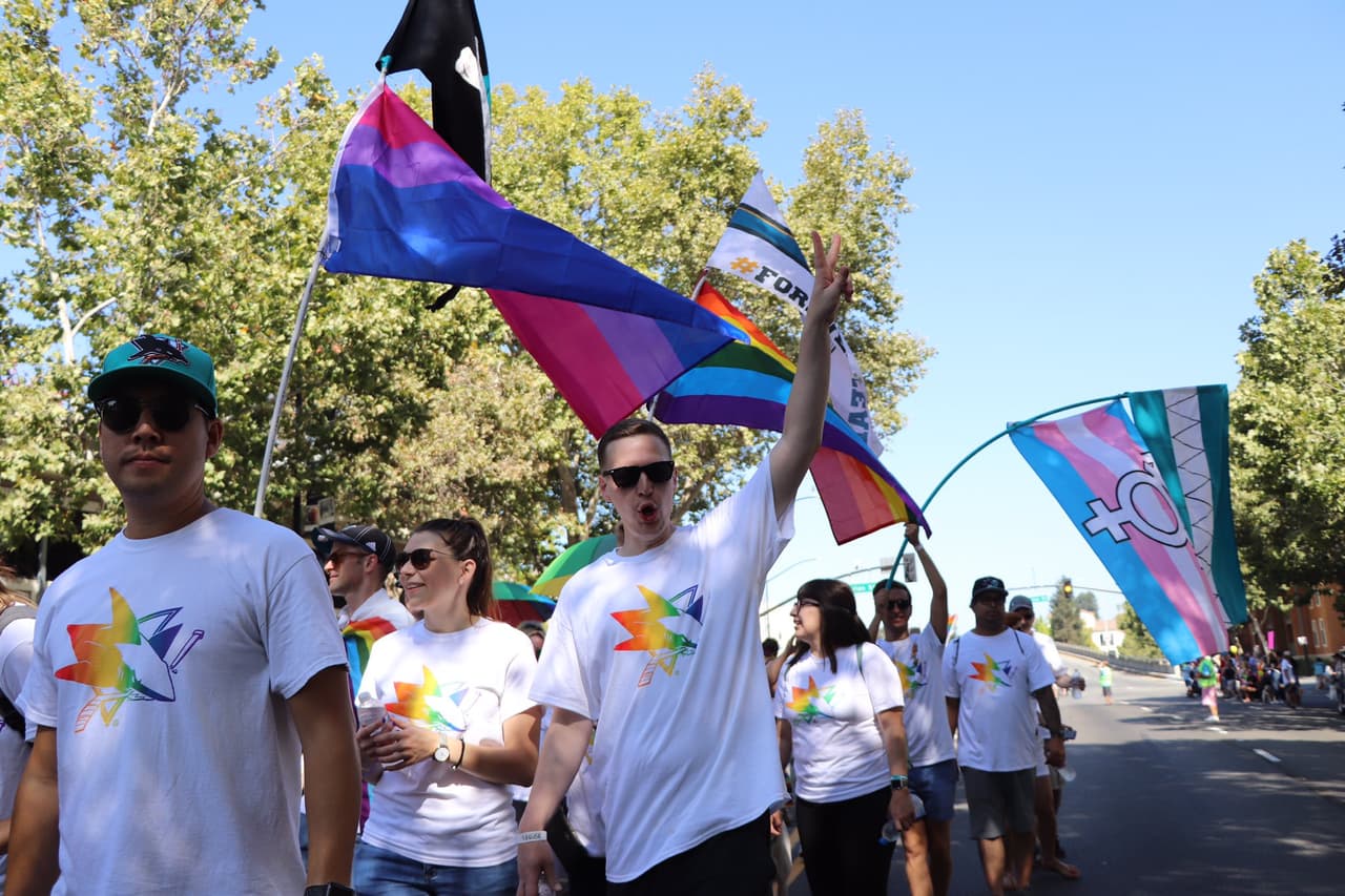 El equipo de hockey sobre hielo San Jose Sharks también estuvo presente y junto a su mascota, sus empleados y sus fans, tomaron las calles y se unieron a la celebración con banderas de colores.