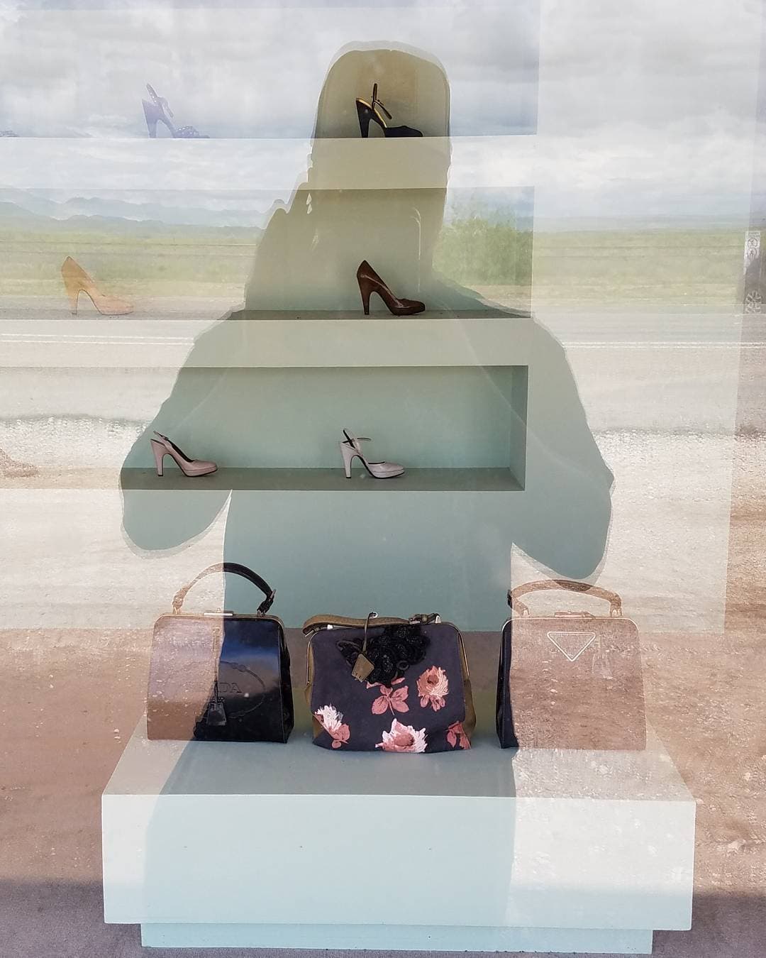 En su interior hay accesorios de Prada, bolsos, tacones solo del pie derecho en la talla 37, y otros complementos. Todo está cubierto de una fina capa de polvo, acumulado tras más de una década de exposición al sol y la intemperie. Nada está a la venta.