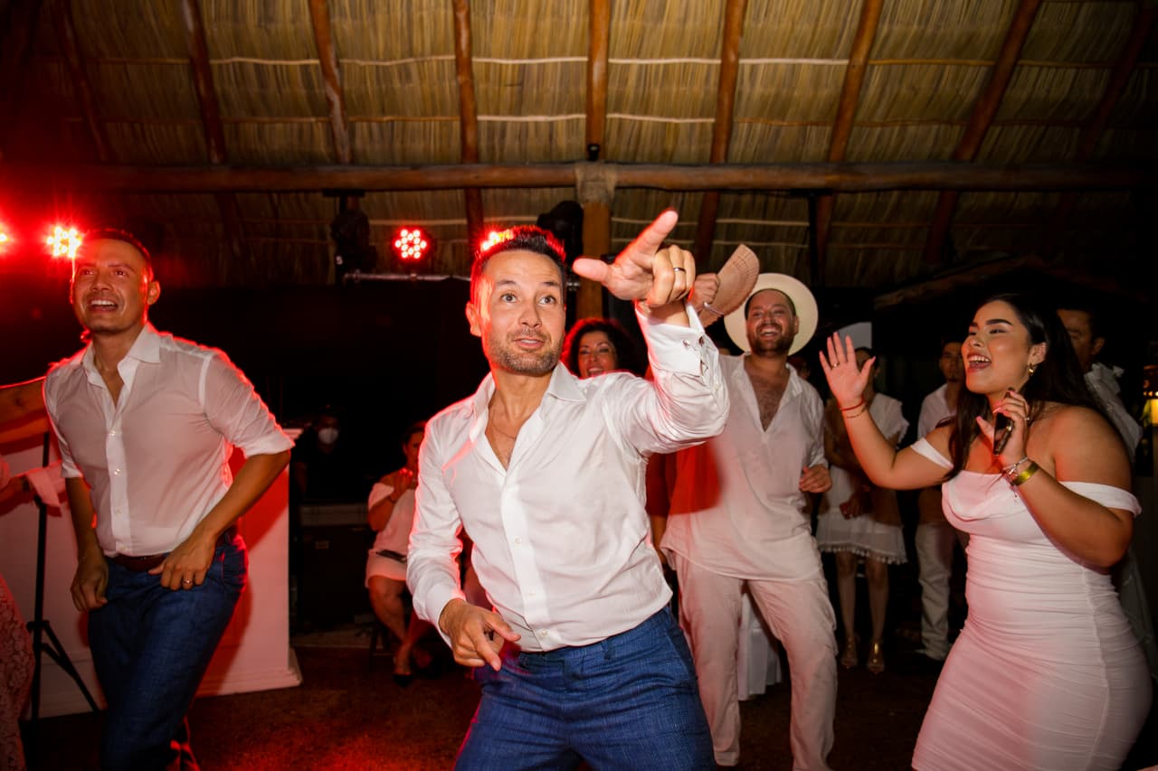 Aunque los presentadores y corresponsales de Despierta América no estuvieron presentes en la boda, les mandaron sus mejores deseos y felicitaciones a los recién casados.