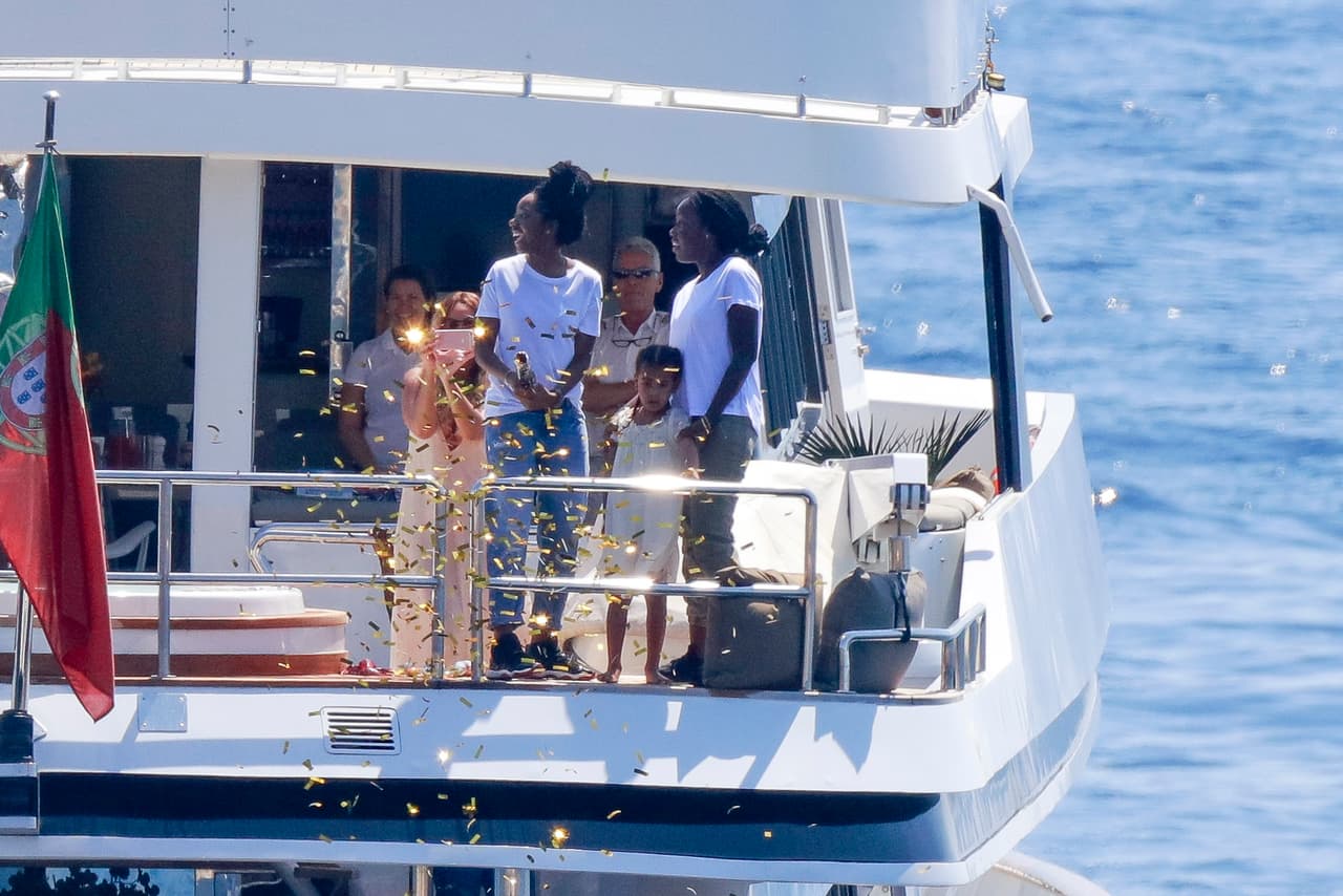 Beyoncé, Jay Z y Blue Ivy disfrutan de sus vacaciones de verano a todo lujo.