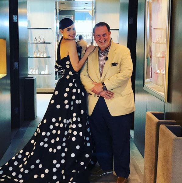 El Gordo la acompañó a sus actividades mientras la entrevistaba.