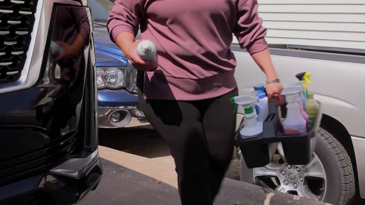 Mujer denuncia que una compañía de limpieza de casas le tiene retenido su pago y exige una solución