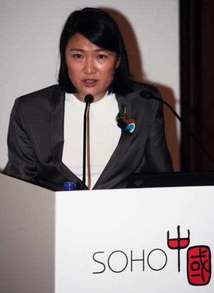62.- ZHANG XIN y su familia. Es la CEO de Soho China, la mayor empresa inmobiliaria de China. Tiene 48 años.