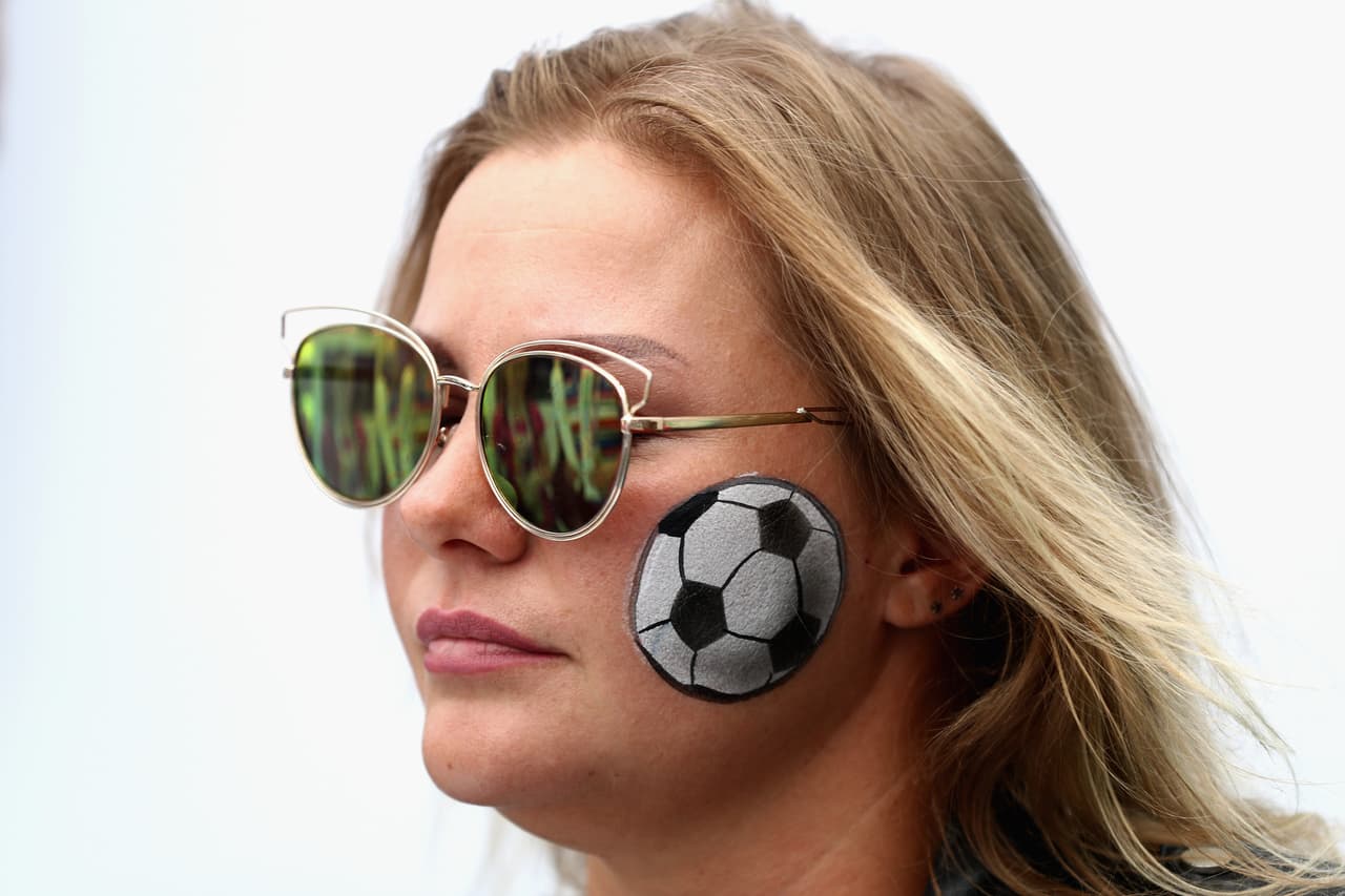 Hermosos trajes y mucho colorido de la afición en Rusia para el juego por el tercer puesto en la Copa Confederaciones.