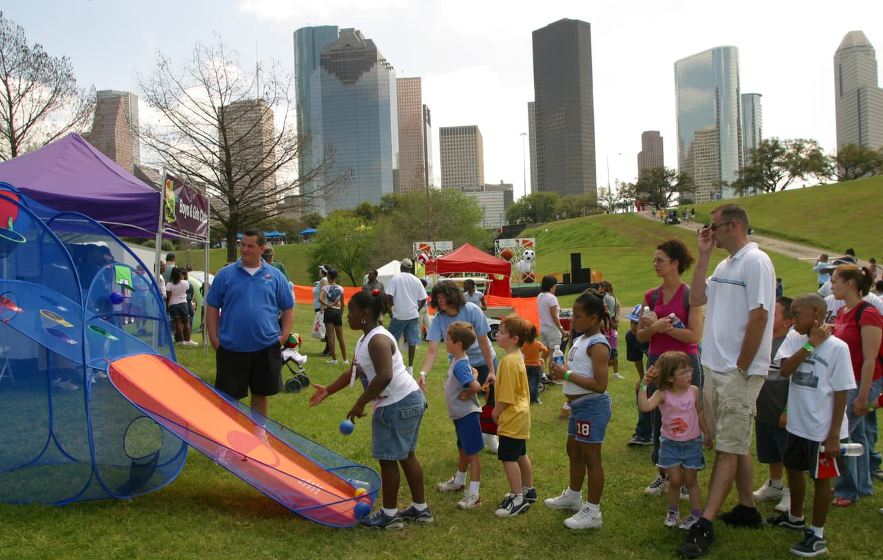 Uplift Harris es un programa piloto de ingresos garantizados 
<b>que permite a las familias participantes recibir 500 dólares mensuales durante 18 meses. </b>
