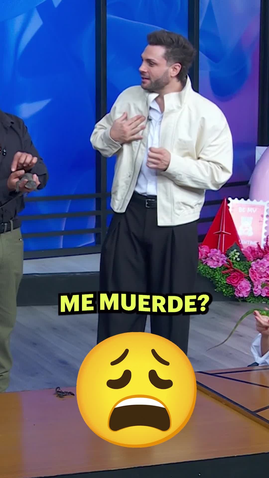 Nicola Porcella valientemente agarra a un cocodrilo bebé