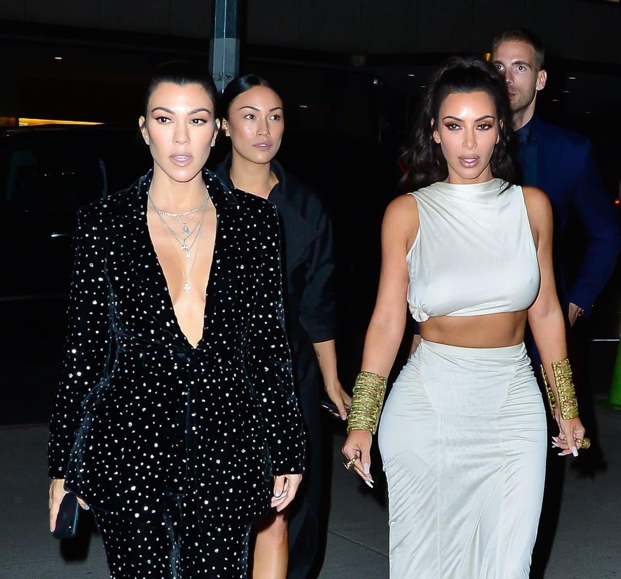 Acompañó el atuendo con inmensos ‘cuffs’ dorados en ambas muñecas y el peluquero
<b><a href="https://www.instagram.com/chrisappleton1/?hl=en">Chris Appleton</a></b> se encargó de crear un estilo que “viene justo a tiempo para la primavera” con una cola de caballo de la que caían ondas gruesas.