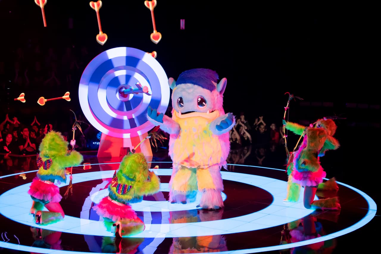 El personaje se llevó una monstruosa ovación al aparecer en el escenario. Cantó ‘Ingrata’ de Café Tacvba. Yuri dijo que podría ser Luis Roberto Guzmán, mientras que los otros investigadores señalaron a Carlos Baute, el futbolista Francisco Palencia y Alejandro Speitzer.
<br>
<br>