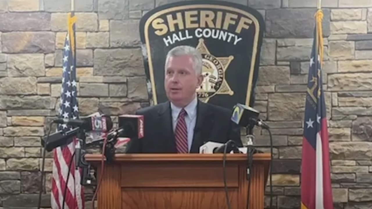 <h3 class="cms-H3-H3">26 de julio del 2024</h3>
<br>
<br>El sheriff del Condado de Hall, Gerald Couch, revela los detalles de la búsqueda de la niña María Gómez-Pérez y aprovecha para pedir a los papás que vigilen más a sus hijos. 
<br>"No puedo dejar pasar este momento sin pedirle a nuestros padres, abuelos y tutores que vigilen muy de cerca a sus hijos. La tecnología es algo maravilloso. 
<b>Nos ayudó a localizar a María, pero también se puede usar para el mal"</b>, reiteró Couch.
<br>
<br>"
<b>Es por eso que María pudo salir de Gainesville con un extraño y viajar 9 horas lejos de su hogar.</b> Así que, por favor, sepan qué están haciendo sus hijos y con quién se están comunicando. Son nuestros ciudadanos más vulnerables y más valiosos, y es nuestro deber cuidarlos", agregó el oficial.
<br>