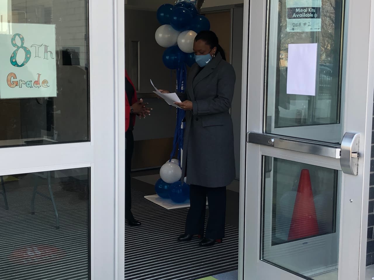 El plan gradual de CPS para reanudar el aprendizaje en persona sigue en marcha. Esta mañana la Presidenta del Distrito Escolar, Janice Jackson dio la bienvenida a varios estudiantes en la Primaria Richardson.