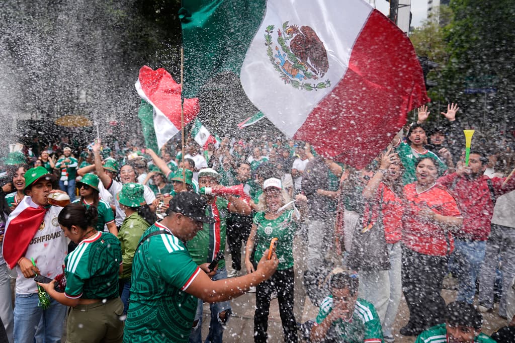 Aficionados al fútbol se entusiasman durante una reunión para ver el partido de la Copa del Mundo