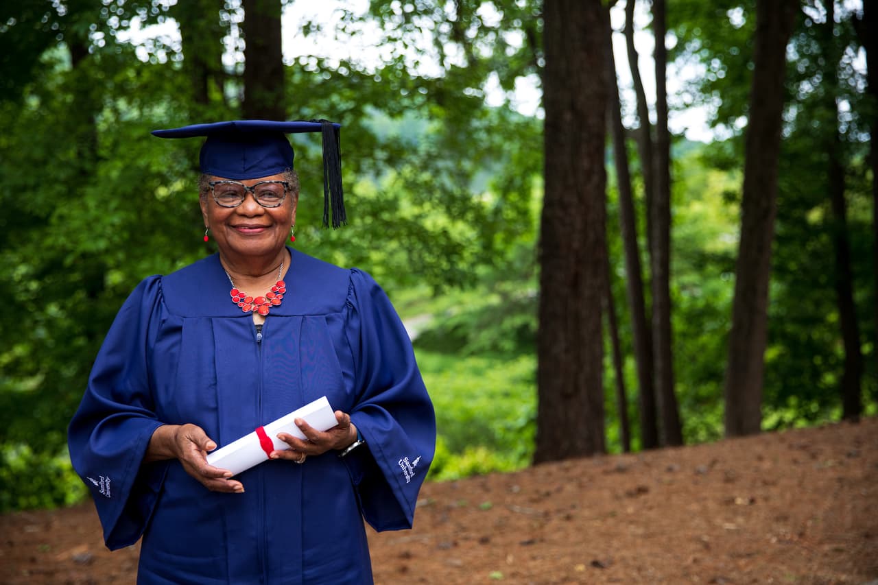 Abuela de 78 años logra su sueño de graduarse de la universidad