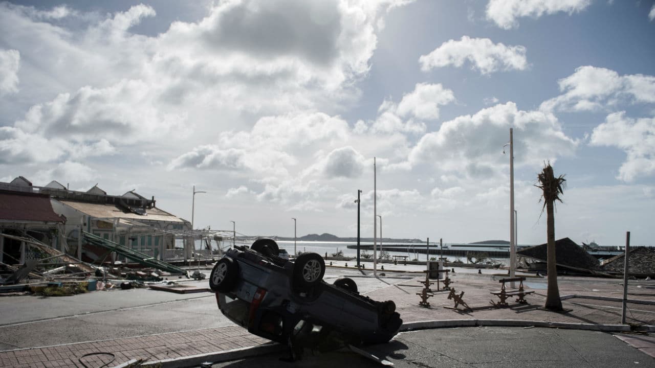 En la
<b>isla San Martin fallecieron 17 personas</b>, se encuentran desaparecidas 200 más y miles de hogares quedaron destruidos, cifra que también podría aplicarse en el caso de los autos.