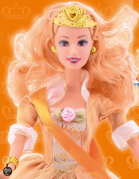 Tal vez el poco parecido radica en que se trata de una muñeca inspirada en las fotografías de adolescencia de Máxima, quien actualmente tiene 50 años, y en el ‘outfit’ que ostenta (porque está inspirado en los cuentos de hadas en lugar de su característico estilo vanguardista).