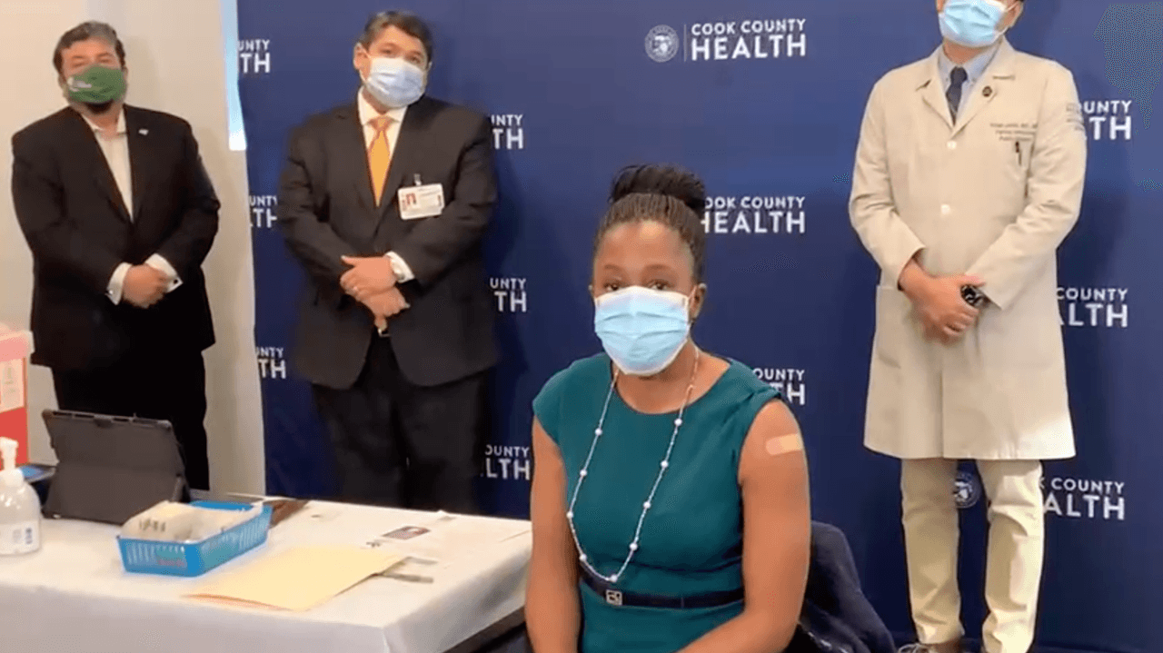 Las autoridades de salud quieren evitar que los turistas vengan a vacunarse gratuitamente a Illinois