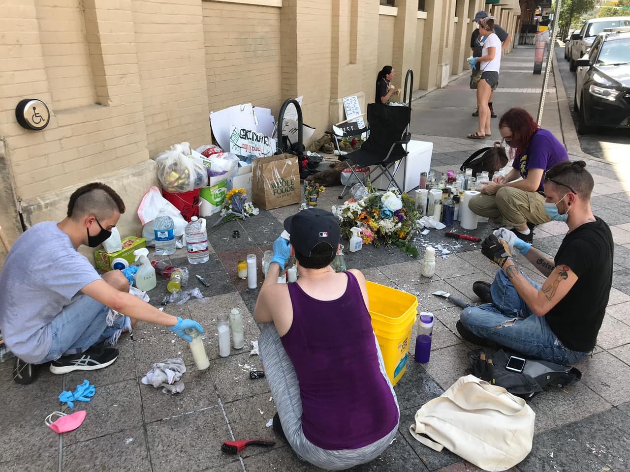 Según informes de la Policía, el incidente que condujo a la 
<a href="https://www.univision.com/local/austin-kakw/crean-altar-para-recordar-a-victima-de-tiroteo-durante-protesta-en-el-centro-de-austin-fotos">muerte del joven de 28 años</a> comenzó alrededor de las 9:50 p.m. el pasado sábado cuando un conductor en la calle cuarta tocó la bocina y giró a la derecha en la avenida Congress, donde había una multitud de manifestantes. 
<br>
<br>La Policía indicó que varios manifestantes, incluida la víctima identificada como Garrett Foster, se acercaron al automóvil. Foster cargaba un rifle de asalto durante la manifestación. El conductor informó que Foster le apuntó con el arma y que por tal razón le disparó y se fue de la escena.