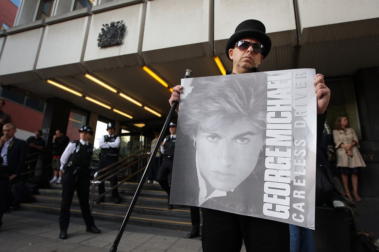 Enemigos nunca le faltaron. El 4 de julio de 2010, mientras se presentaba en corte luego de ser detenido en Londres, manejando bajo la influencia de drogas y en posesión de marihuana, un ciudadano alteró su éxito 'Careless Whisper' para llamarlo 'Conductor descuidado'.