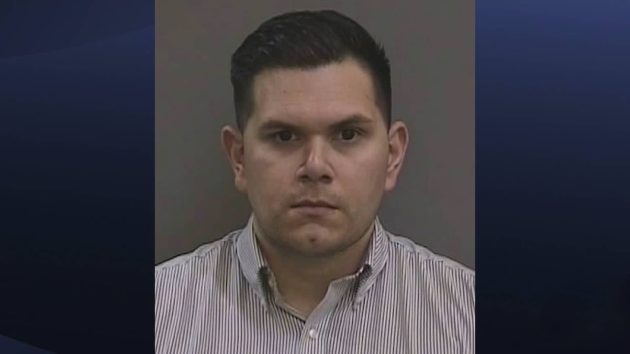 Empleado de línea de crisis de Tampa se aprovecha de adolescente que llamó pidiendo ayuda para enviarle y pedirle imágenes sexuales