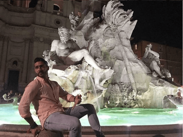 "Me enamoré, 
<b>estoy completamente enamorado de ti</b>. Y para que ya no estén diciendo cosas en revistas y en todos lados, te lo pregunto: ¿Quieres ser mi novia?", le dijo el concursante del reality de MTV a la presentadora.